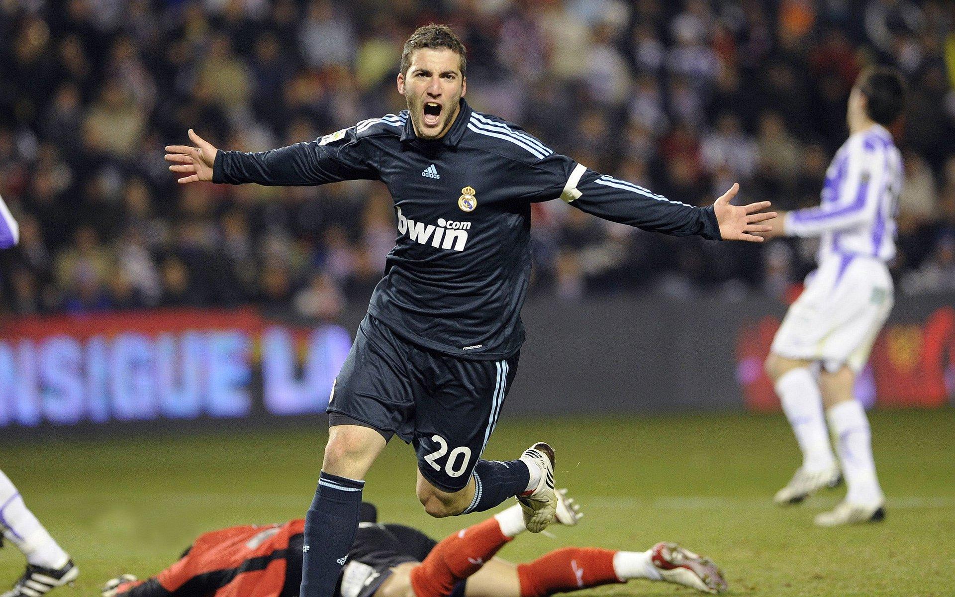 卡马文加闪耀欧冠，灵巧过人撕破那不勒斯防线